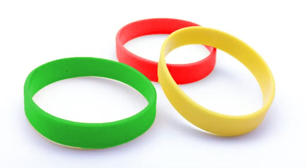 Pulseras verde, amarilla y roja